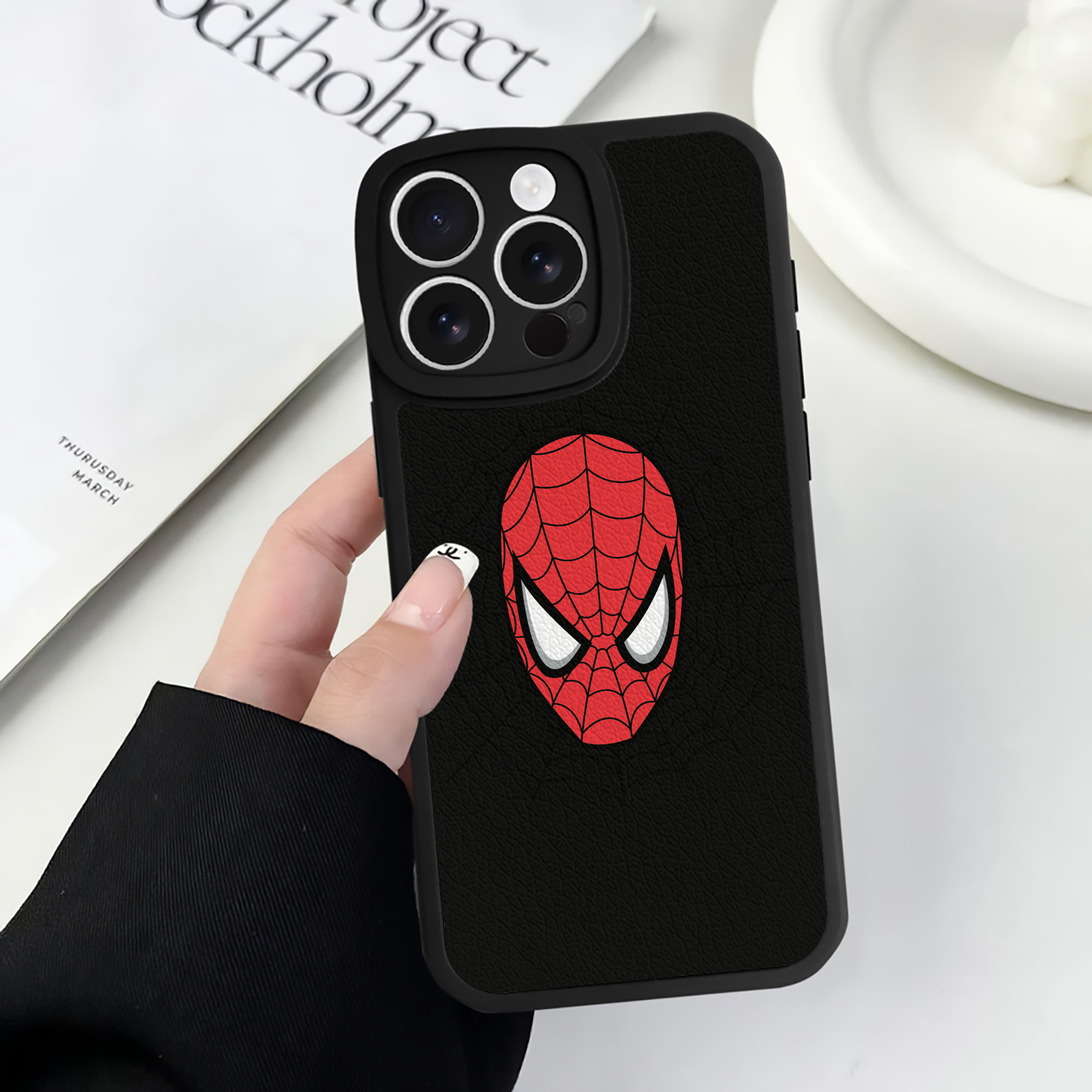 （画像用） アベンジャーズ The Avengers 【iPhone 16シリーズ対応】シリコンスマホケース（レザー調） 材質：シリコン